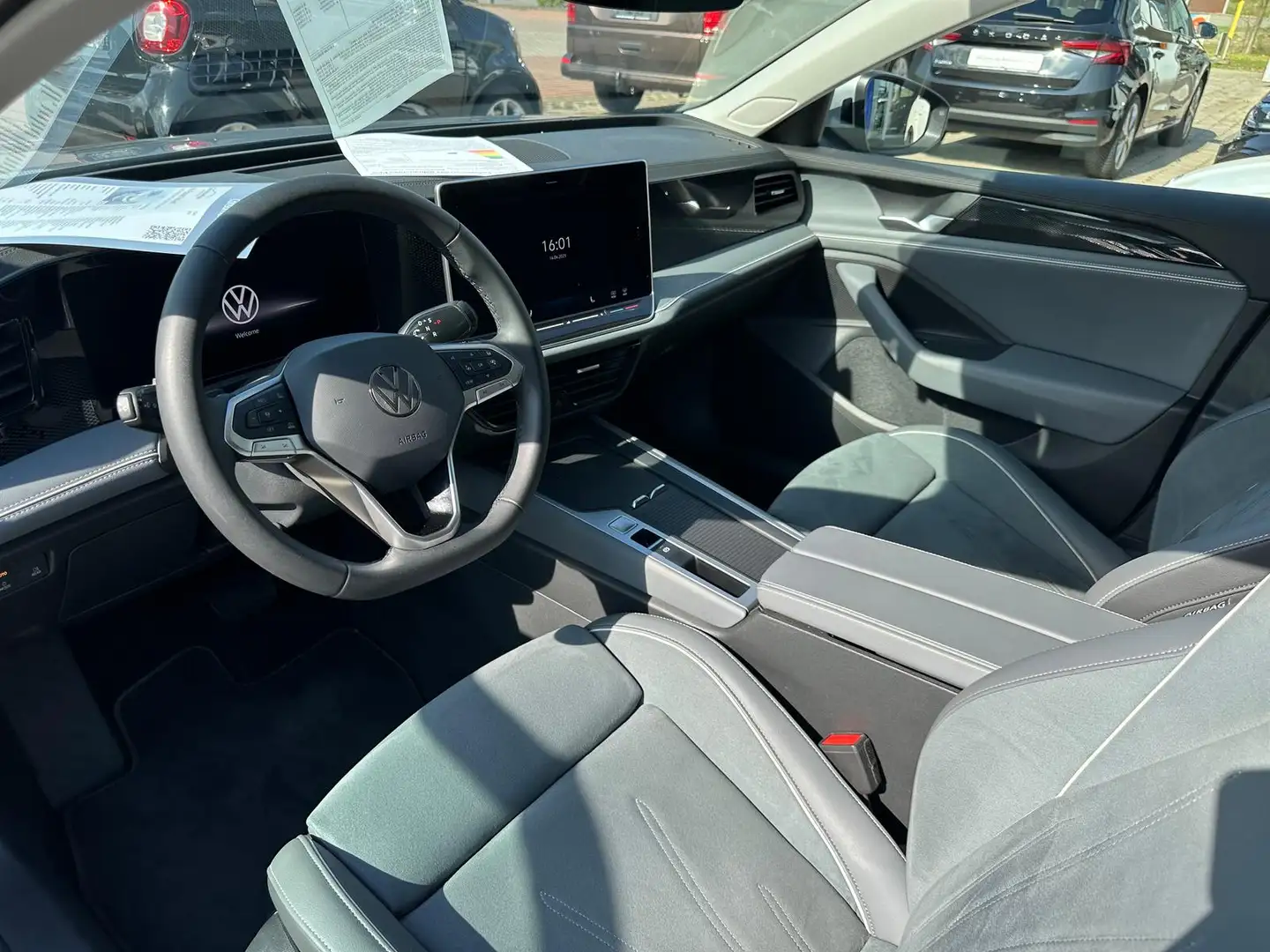 Volkswagen Passat Variant 1.5eTSI DSG*AHK*Navi*SHZ*PDC+Kam. Zilver - 2