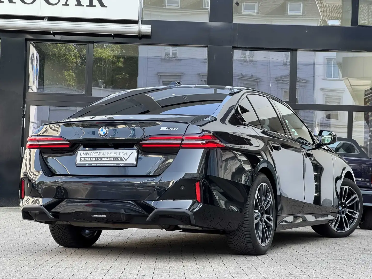 BMW 520 i M Sport Pro AdapLED DA+ PA Prof AHK Pano HK Zwart - 2