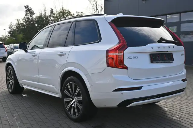 Volvo XC90 view 3