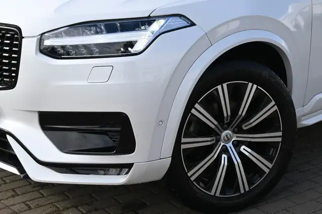 Volvo XC90 view 9