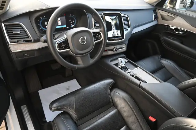 Volvo XC90 view 10