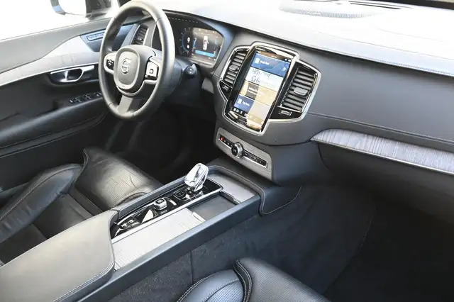 Volvo XC90 view 11