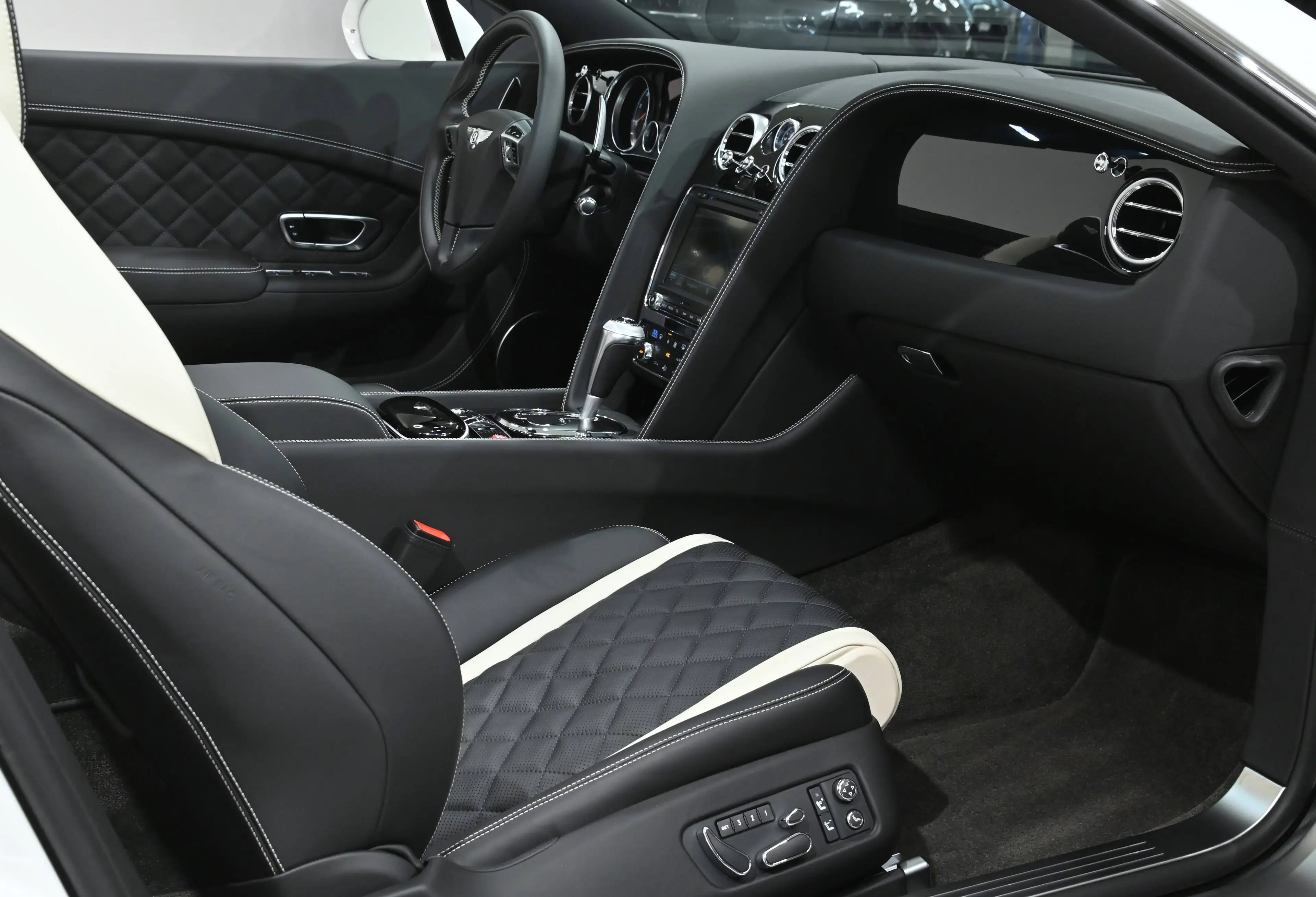 Bentley Continental Continental GT V8 Cabrio — photo 4