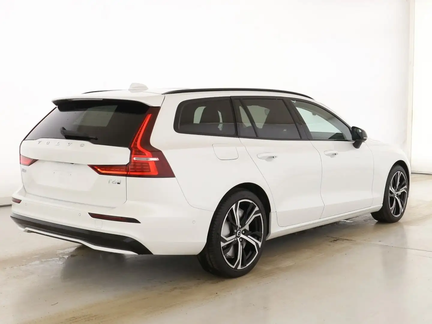 Volvo V60 Kombi Plus Dark Recharge Plug-In Hybrid AWD Biały - 2