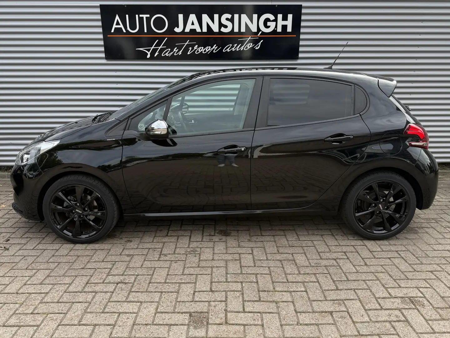 Peugeot 208 1.2 PureTech Signature | PDC | Navi | LM Velgen | Zwart - 2