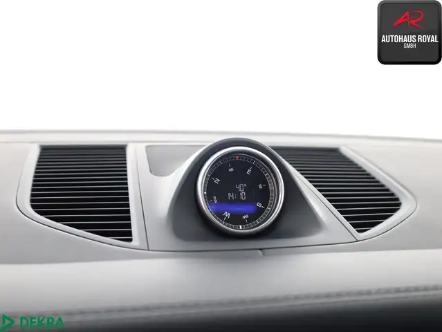 Porsche Macan view 12