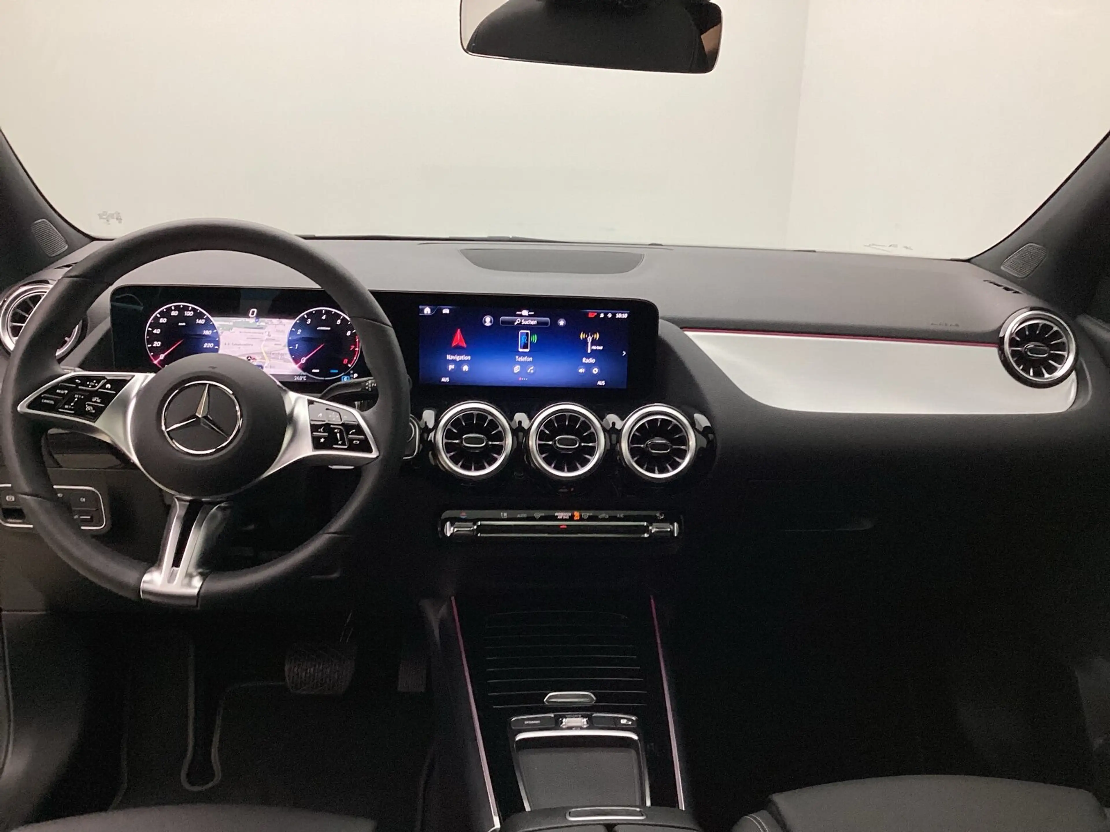 Mercedes-Benz GLA 200 GLA 200 Prog Distr Pano LED 360 AHK WinterP Spur — photo 11