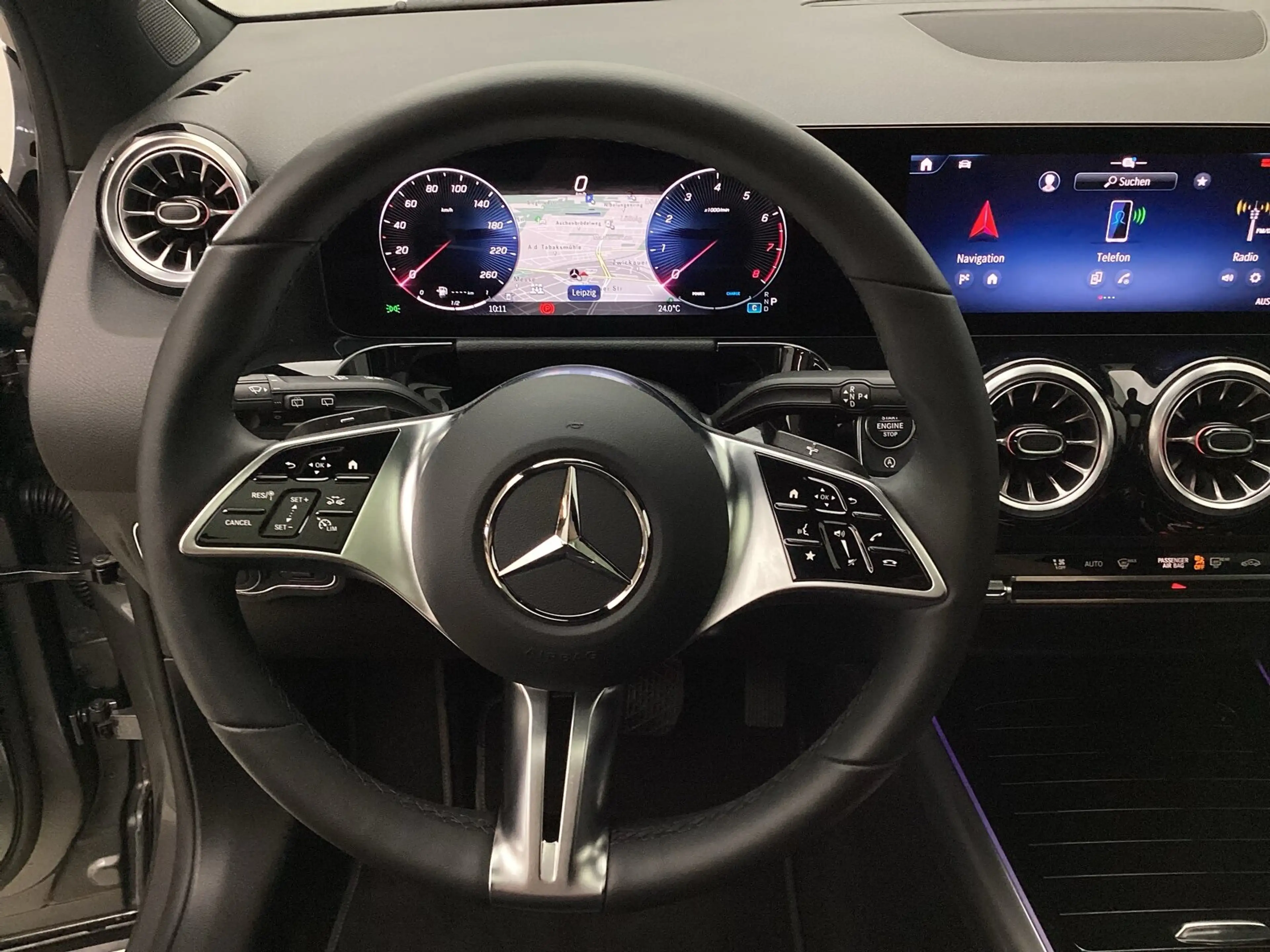 Mercedes-Benz GLA 200 GLA 200 Prog Distr Pano LED 360 AHK WinterP Spur — photo 13