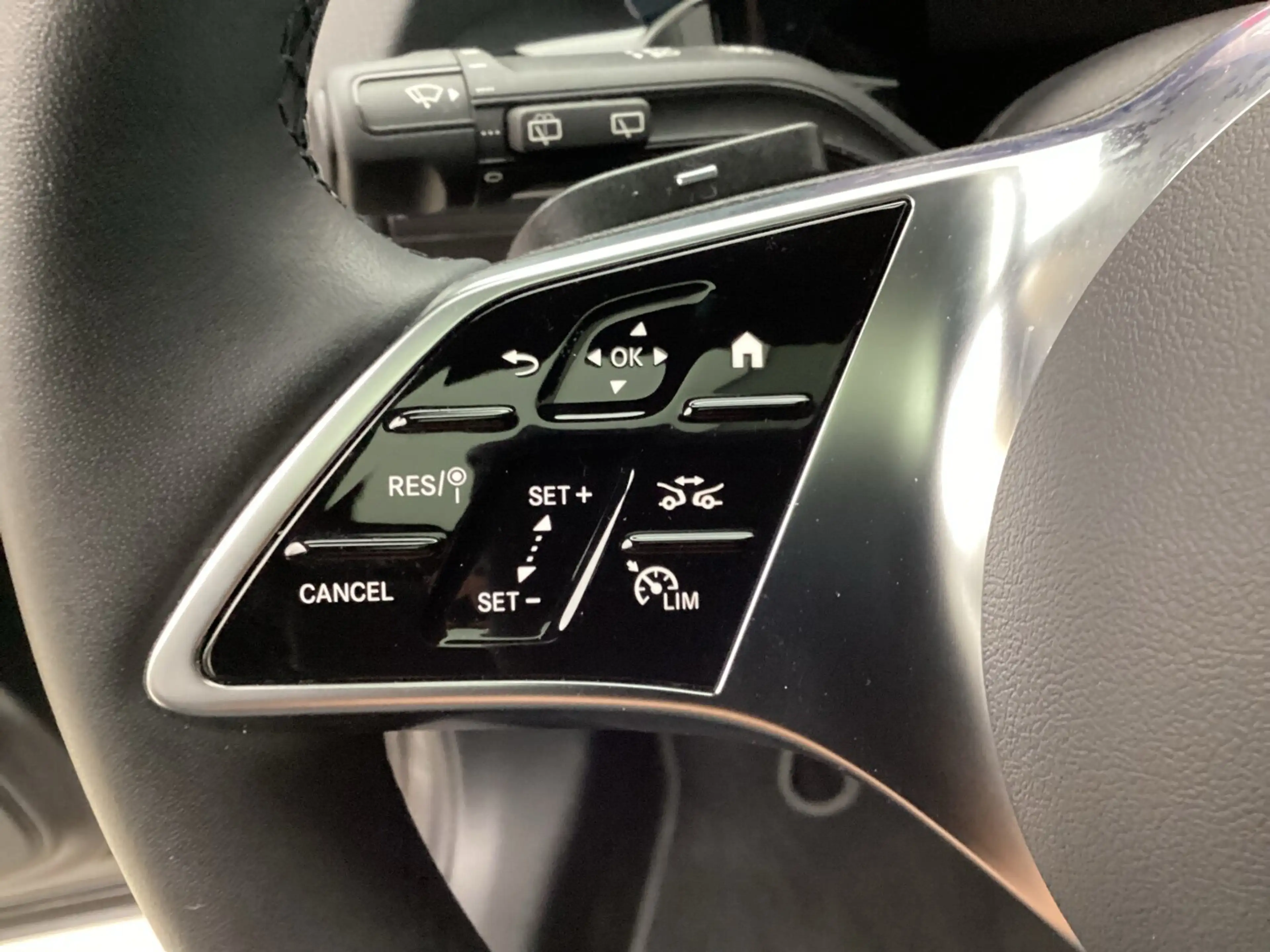 Mercedes-Benz GLA 200 GLA 200 Prog Distr Pano LED 360 AHK WinterP Spur — photo 14
