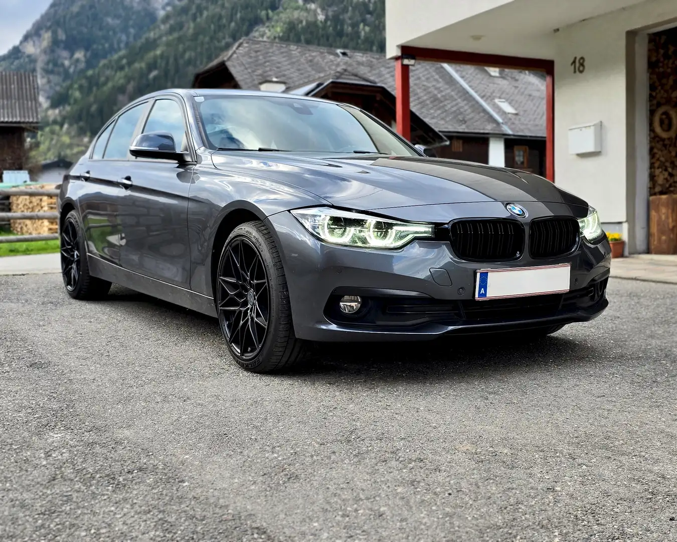 BMW 318 318d xDrive Grau - 1