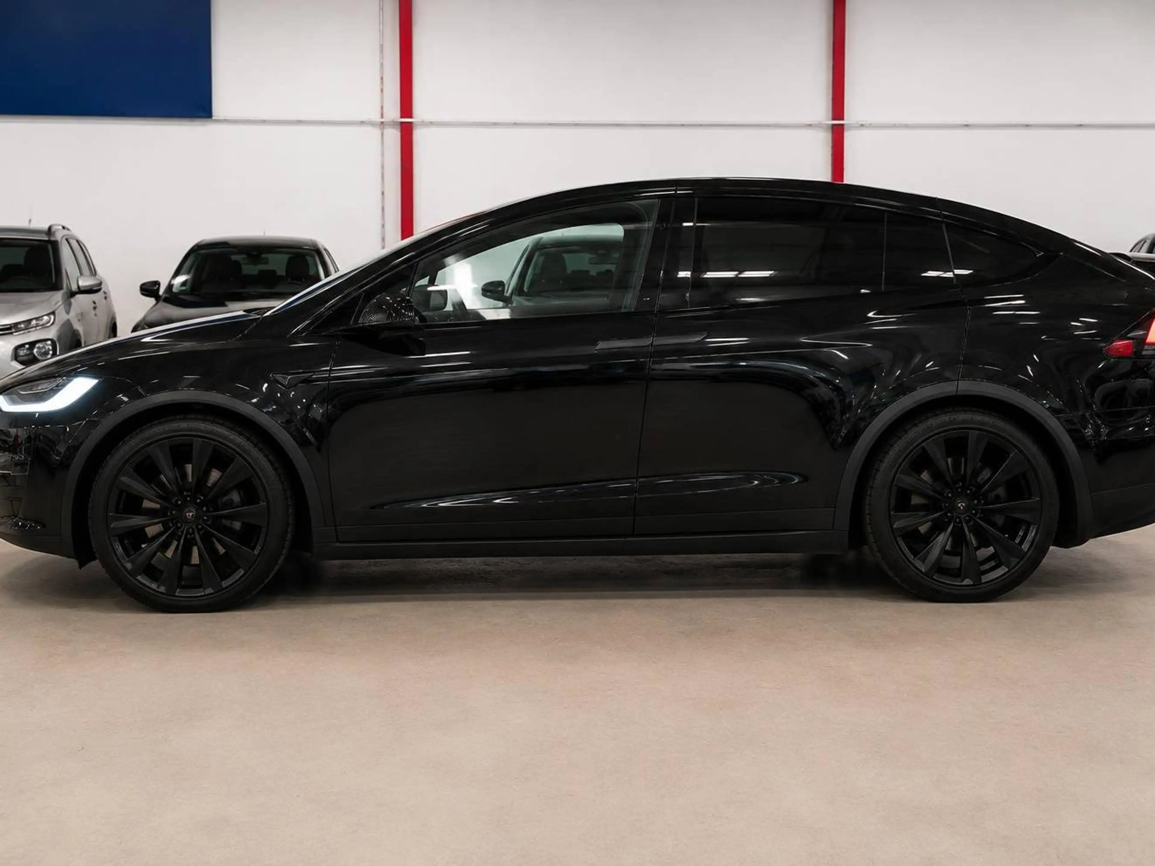 Tesla Model X Long Range AWD - Premium - All Black - 22 wheels- towhook — photo 2