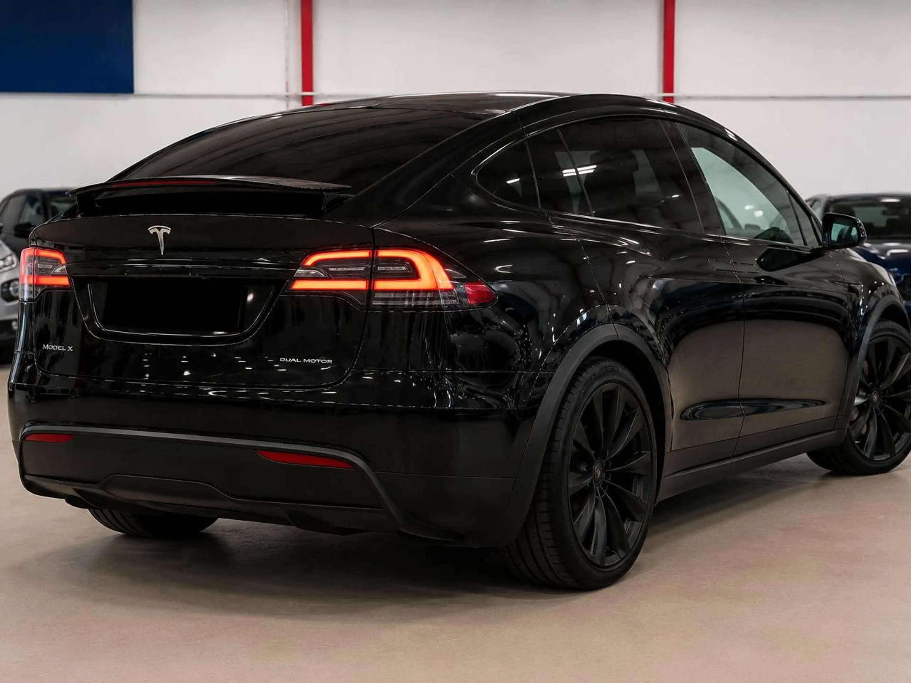 Tesla Model X Long Range AWD - Premium - All Black - 22 wheels- towhook — photo 5