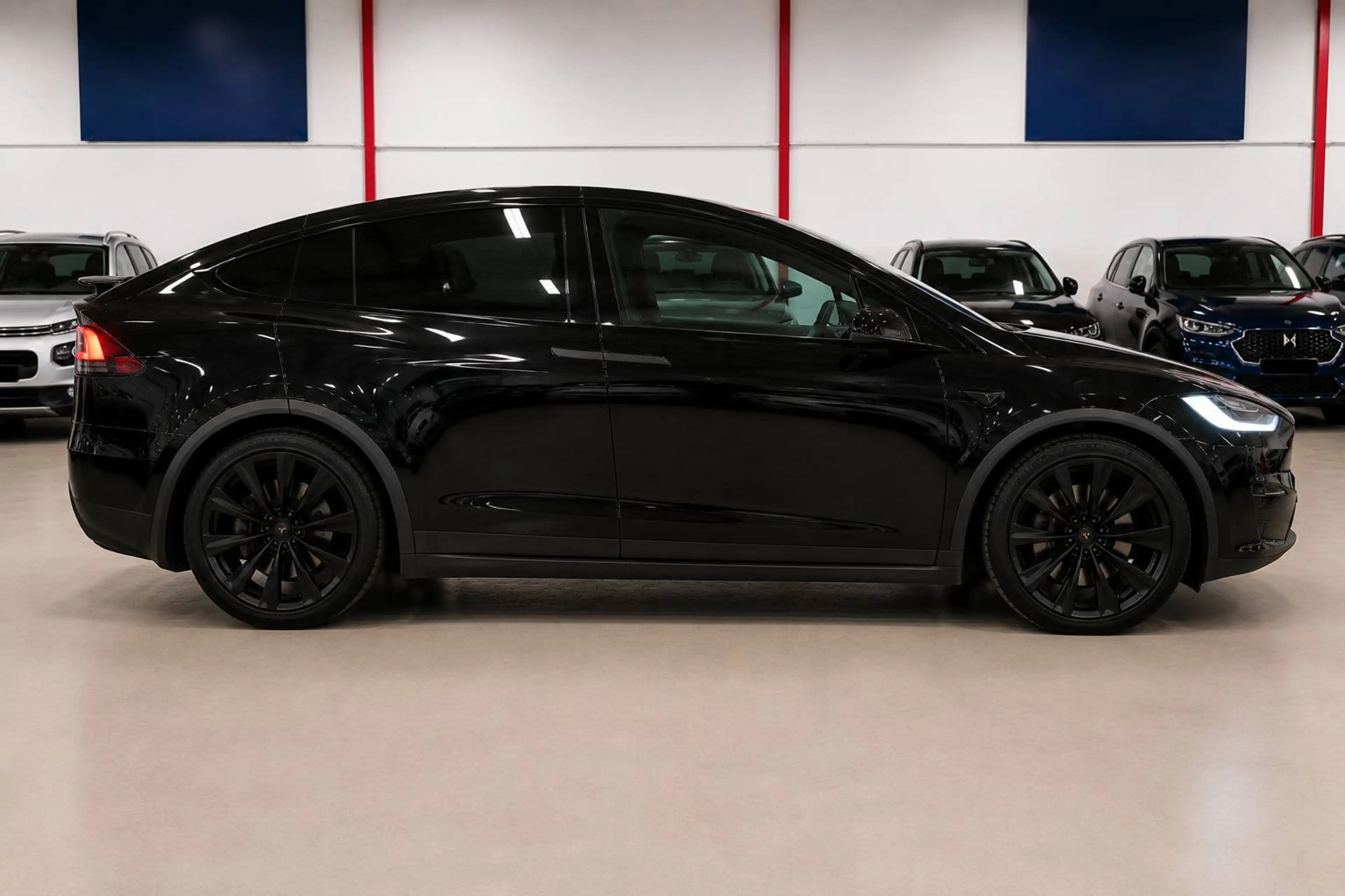 Tesla Model X Long Range AWD - Premium - All Black - 22 wheels- towhook — photo 7