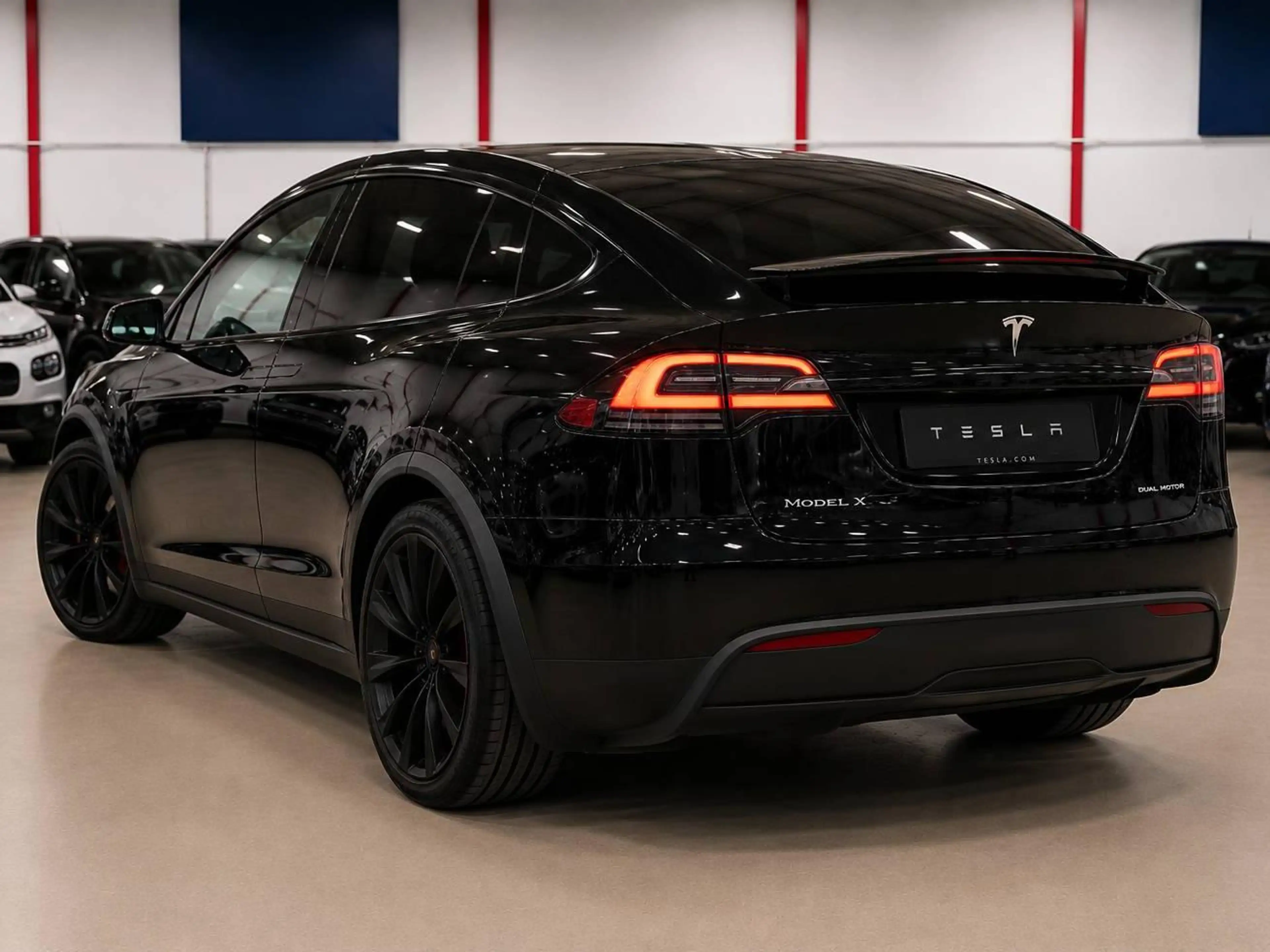 Tesla Model X Long Range AWD - Premium - All Black - 22 wheels- towhook — photo 3