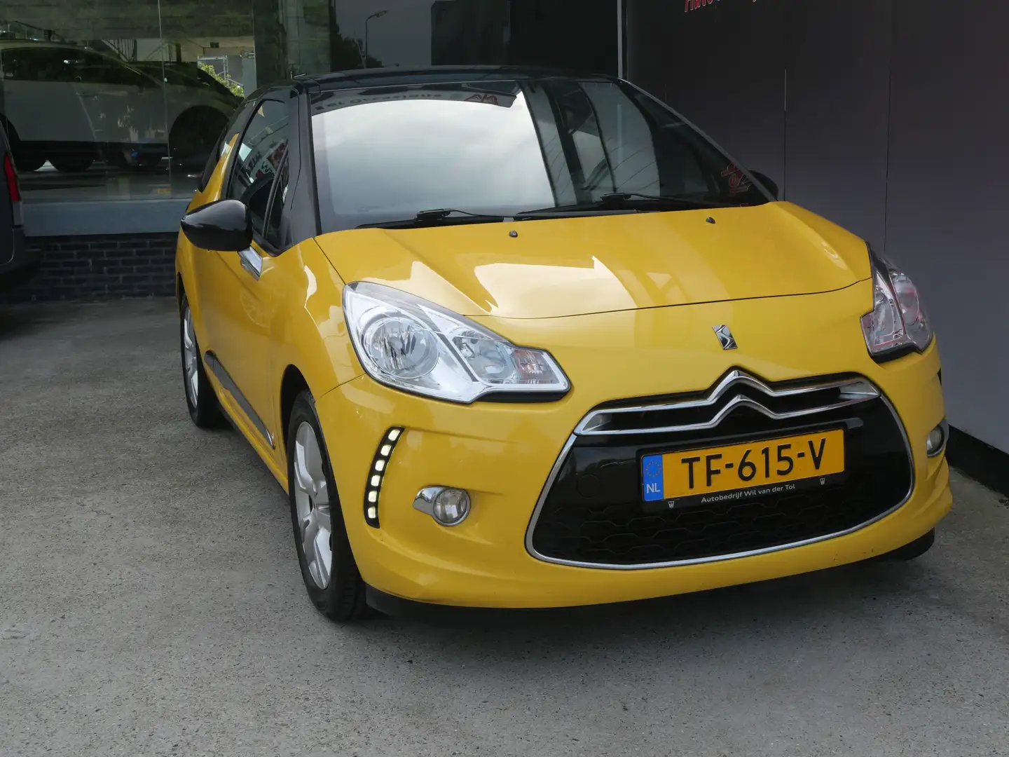 Citroen DS3 1.2 PURETECH SO CHIC | CLIMA | CRUISE | NAVI | AIR Galben - 2