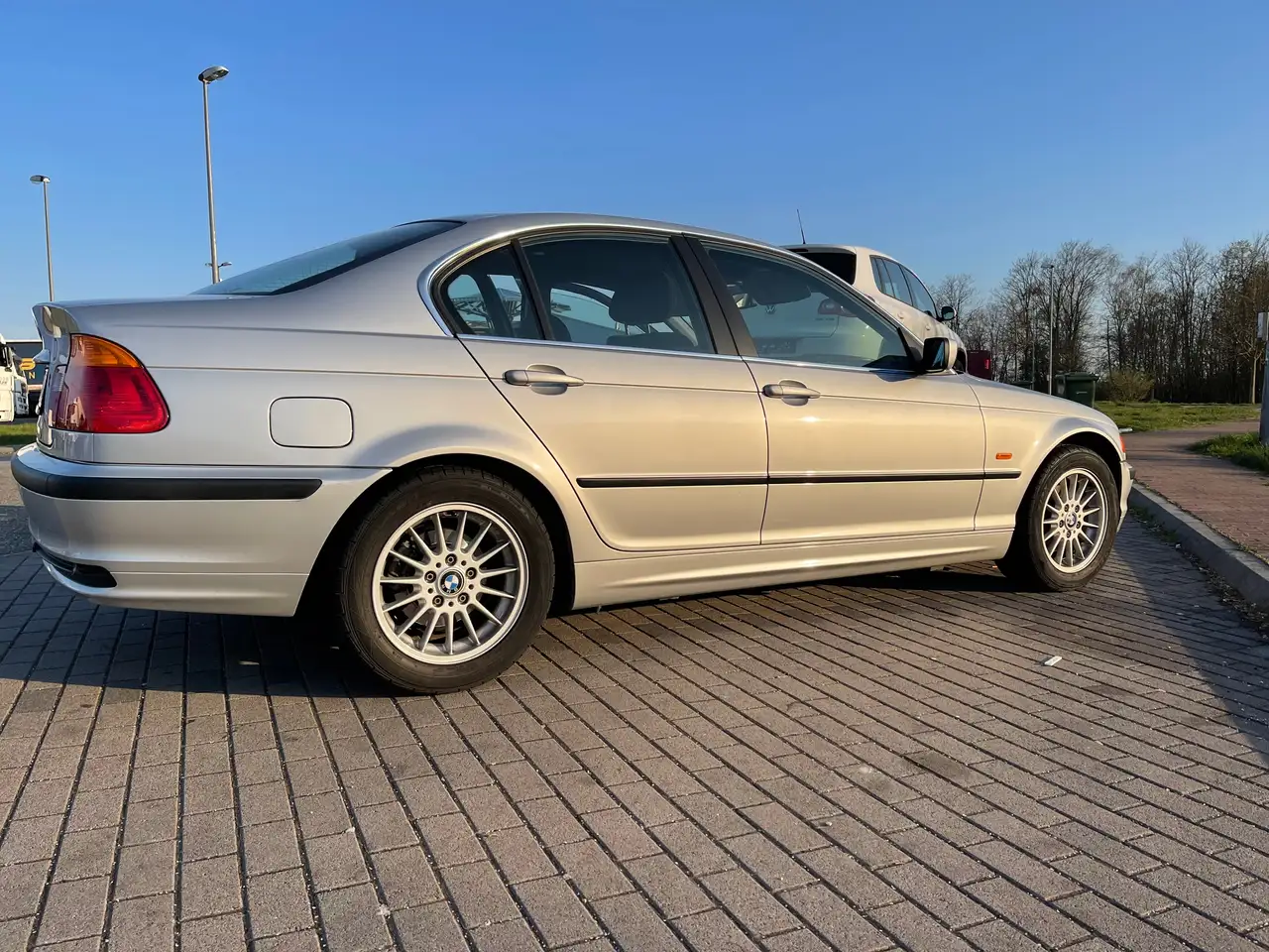 BMW 320i, foto 2