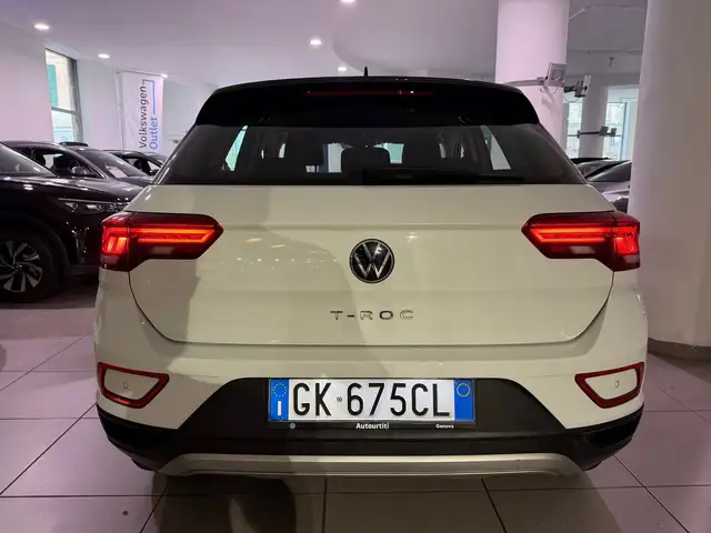 Volkswagen T-Roc view 4