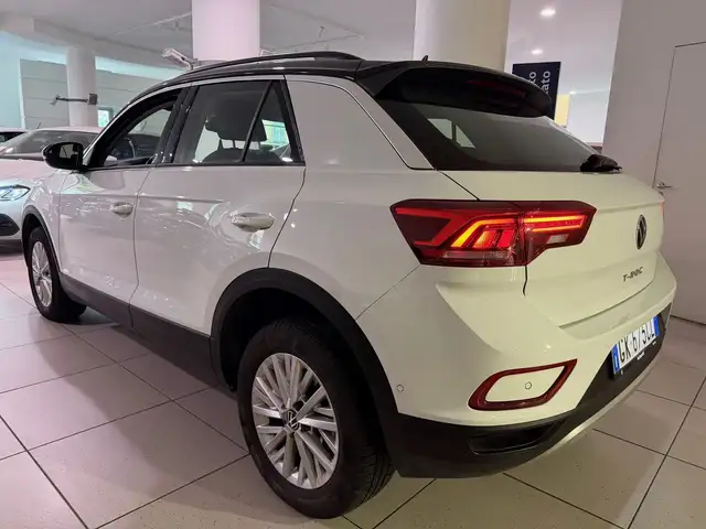 Volkswagen T-Roc view 3