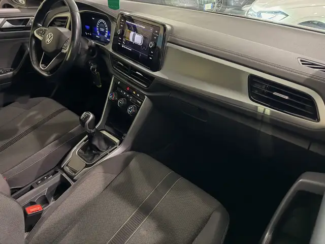 Volkswagen T-Roc view 10
