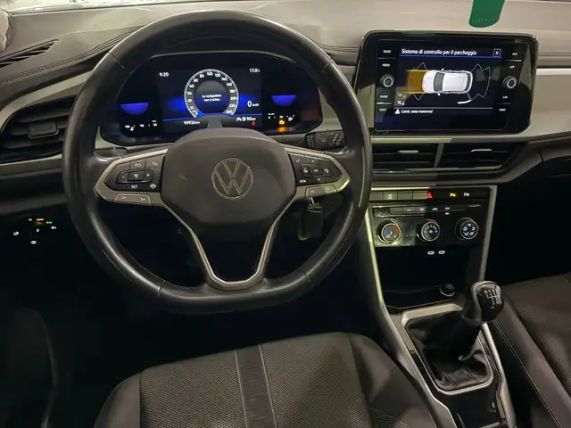 Volkswagen T-Roc view 11