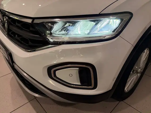 Volkswagen T-Roc view 14