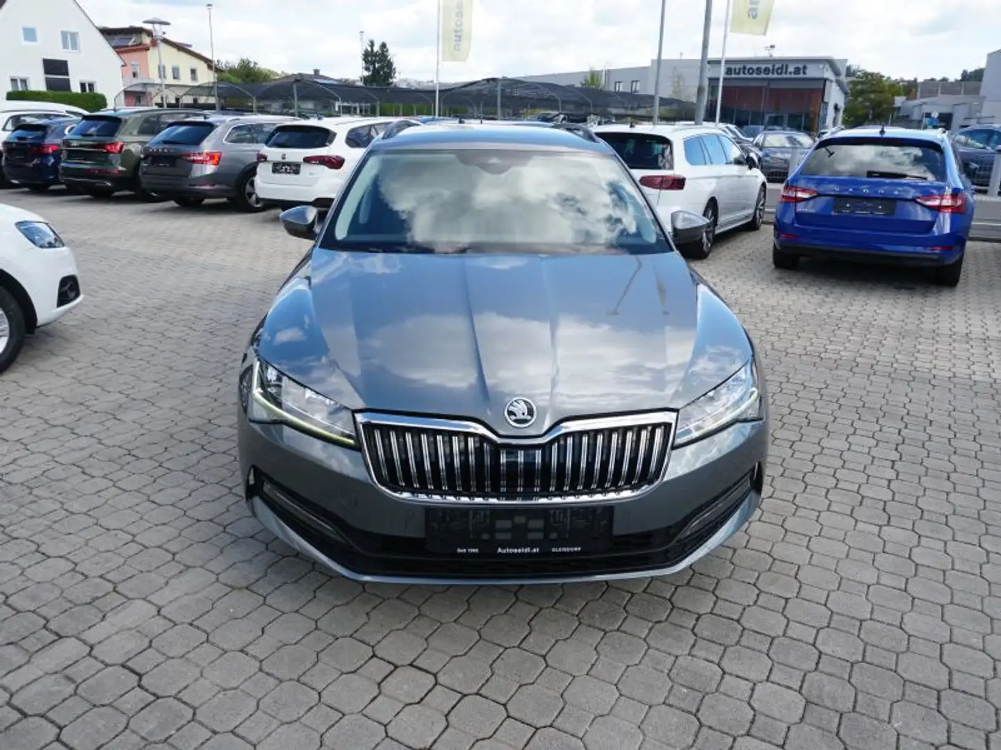 Skoda Superb Kombi 2,0 TDI Ambition DSG *2022er+VIRTUAL+LED* Grau - 2