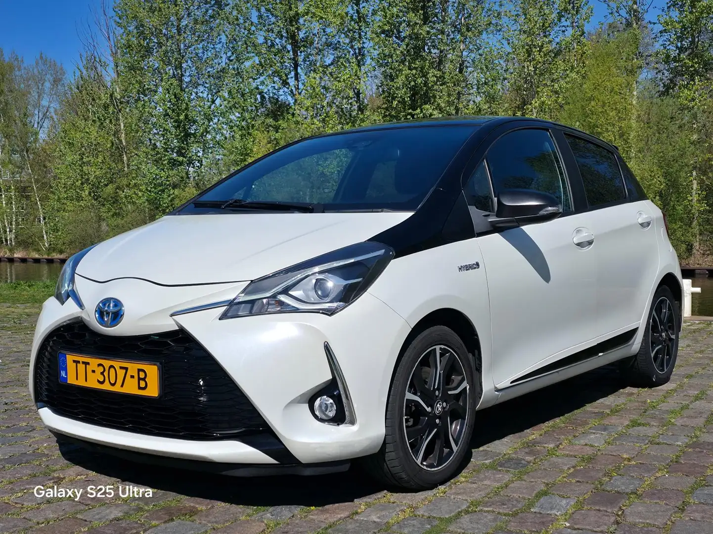 Toyota Yaris 1.5 Hybrid Bi-Tone Automaat 1e eigenaar dealer ond Wit - 2