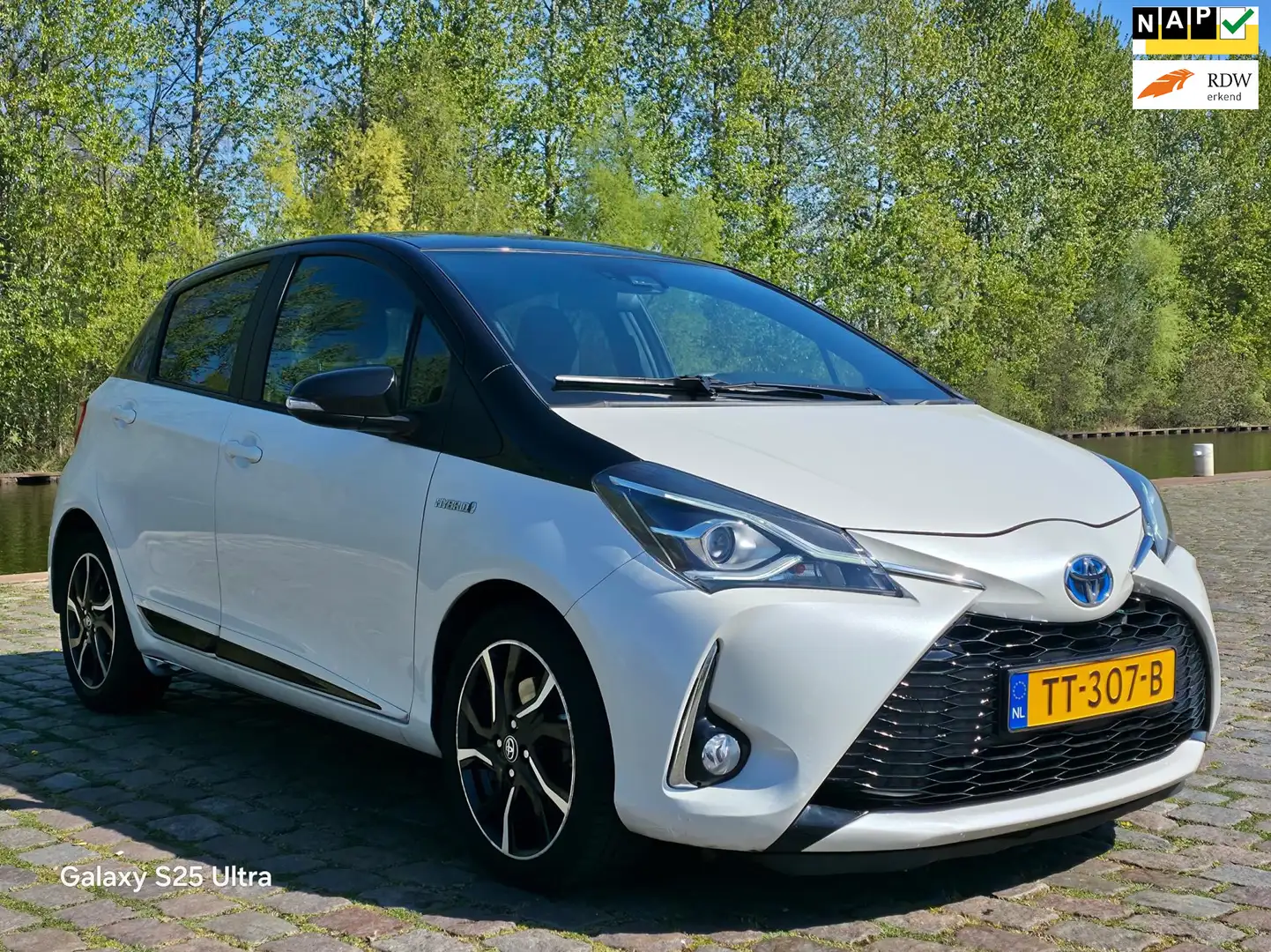 Toyota Yaris 1.5 Hybrid Bi-Tone Automaat 1e eigenaar dealer ond Wit - 1