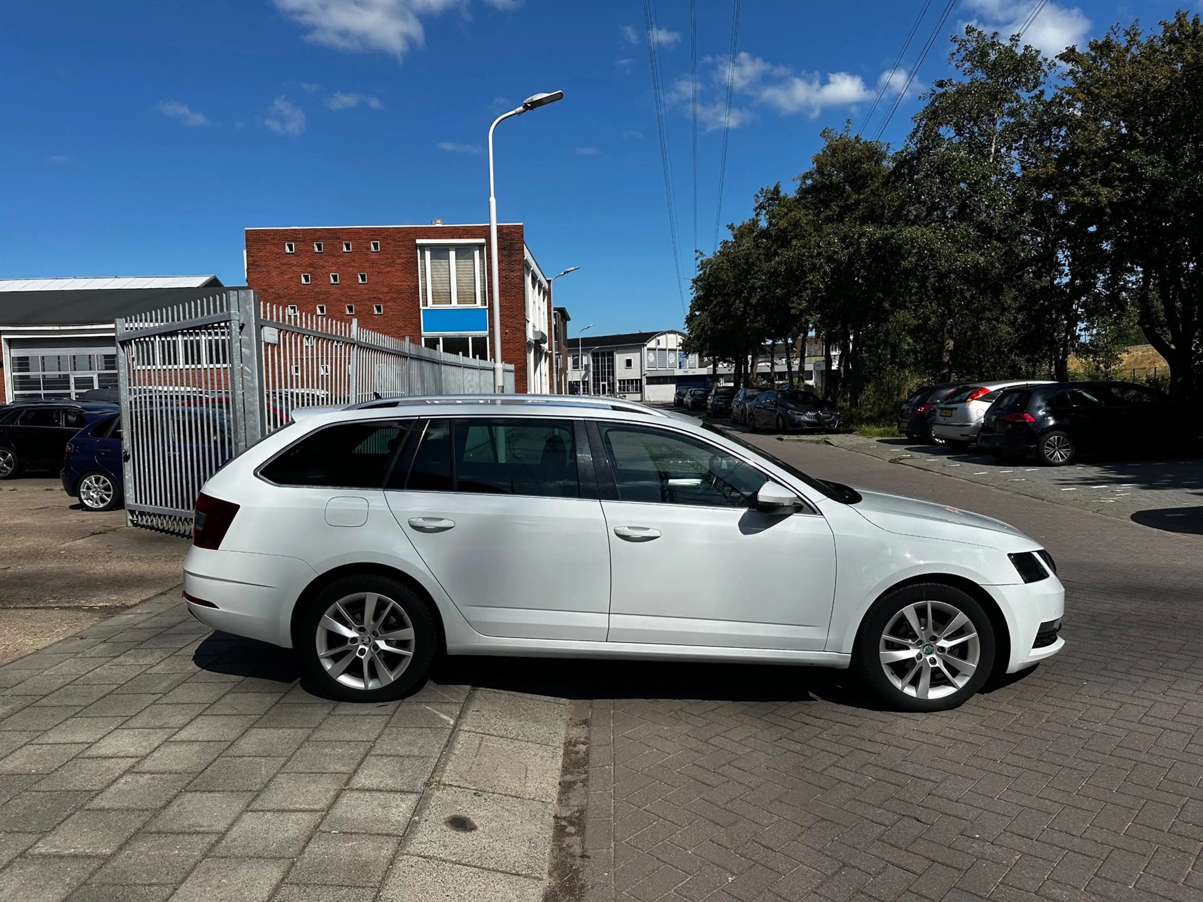 Skoda Octavia Combi 1.6 TDI Greentech Ambition Business — photo 6