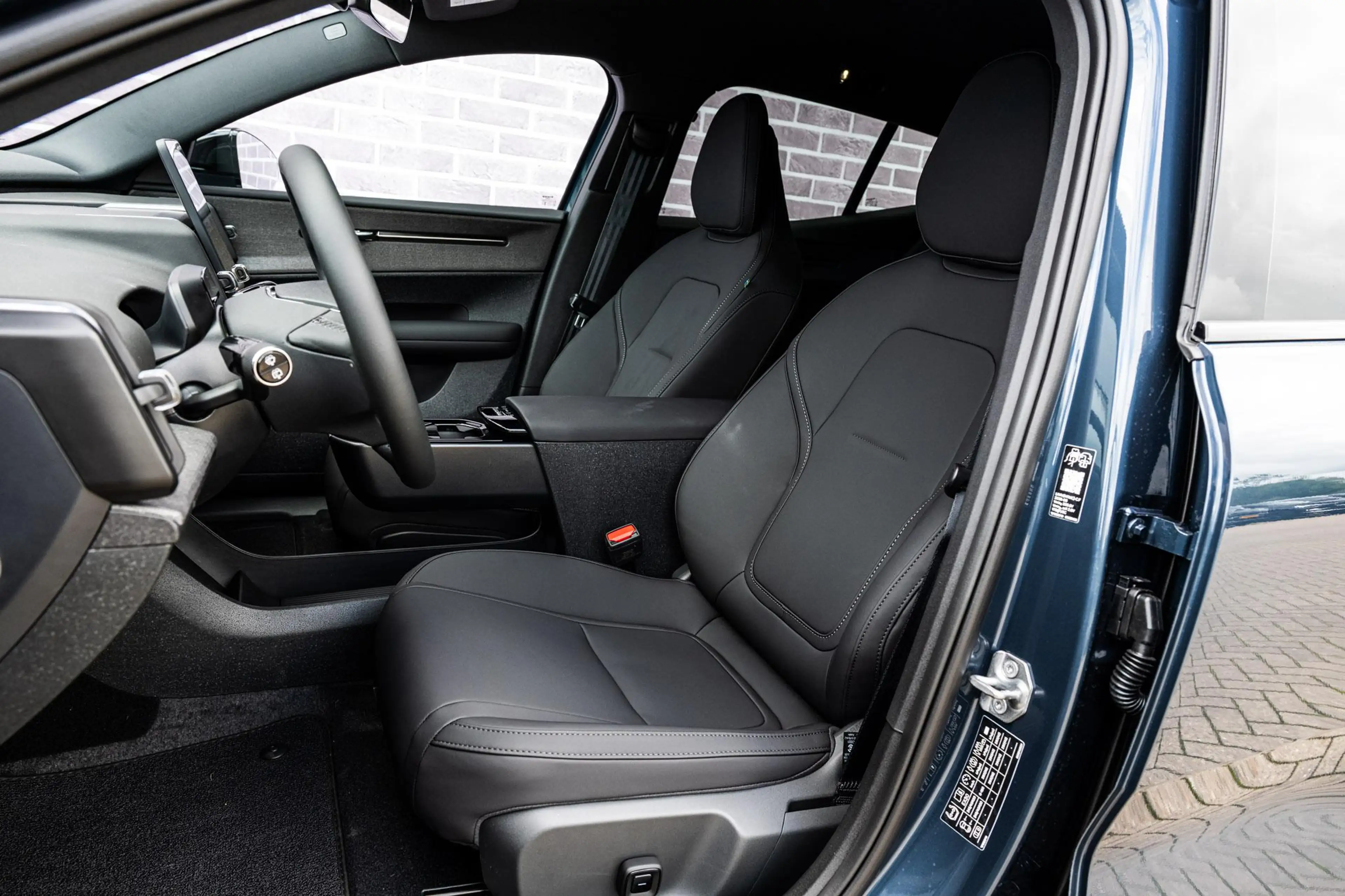 Volvo EX30 P5 Long Range Plus Black Edition Europa 69 kWh | B — photo 7