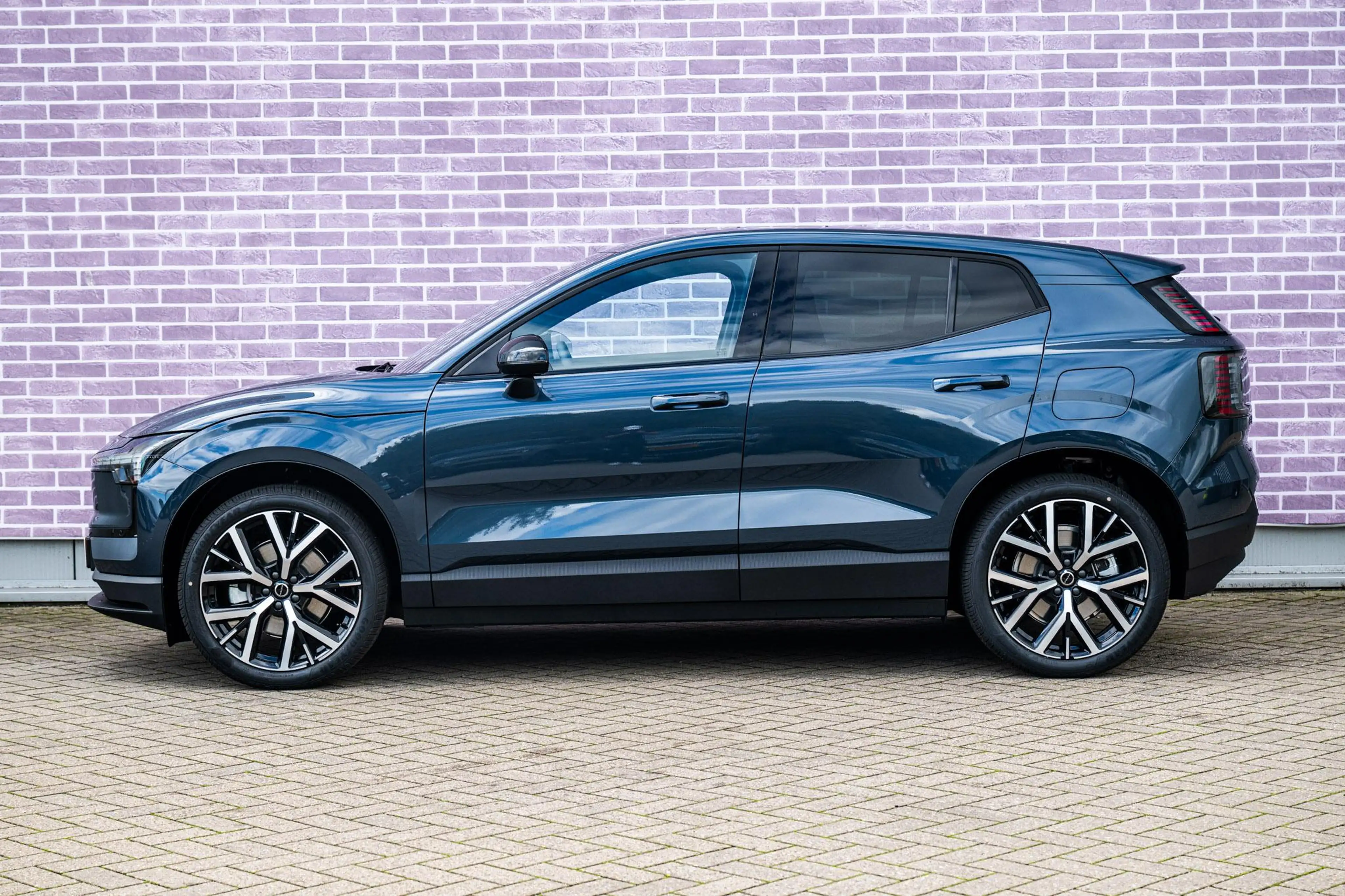 Volvo EX30 P5 Long Range Plus Black Edition Europa 69 kWh | B — photo 5