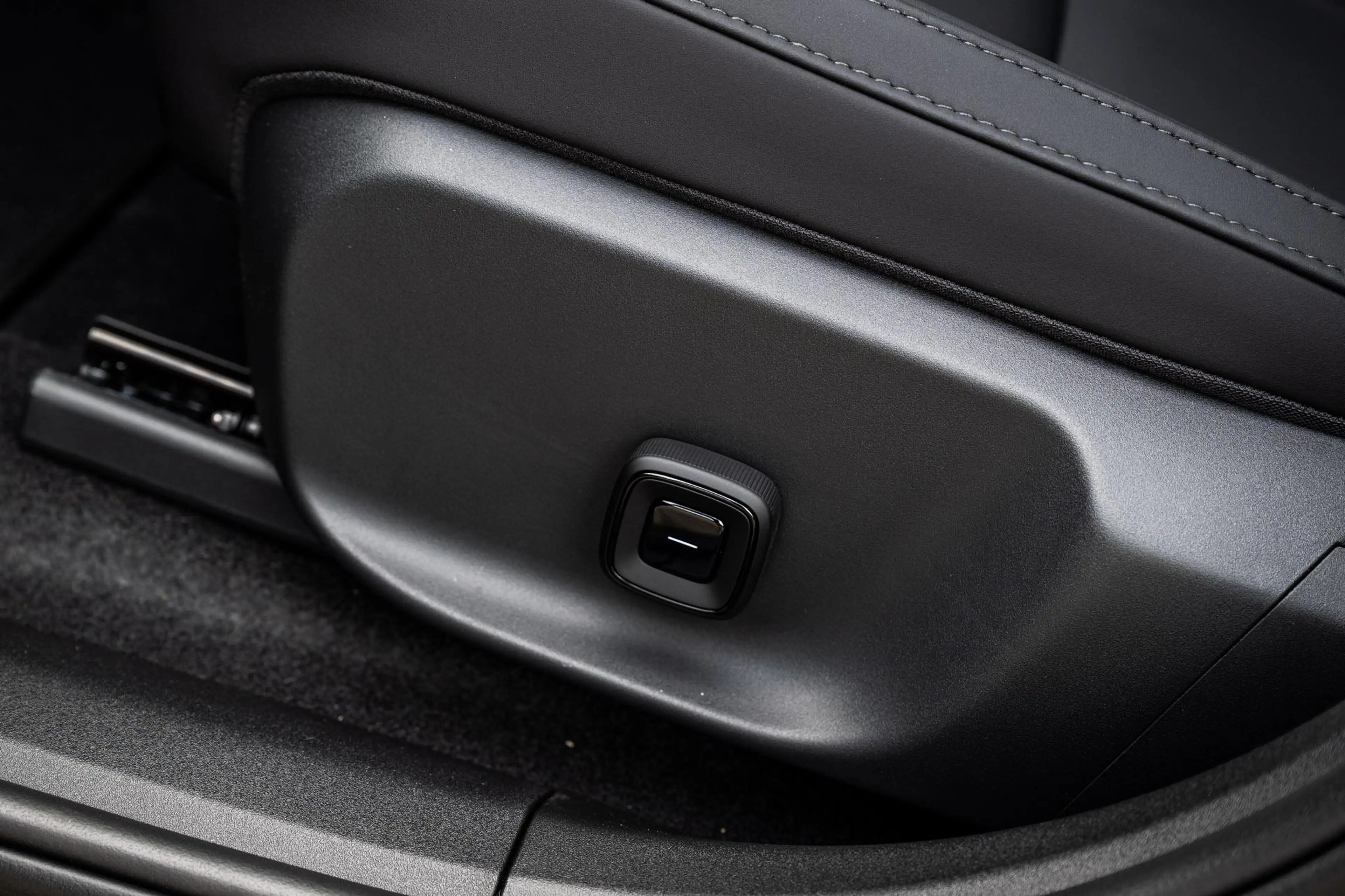 Volvo EX30 P5 Long Range Plus Black Edition Europa 69 kWh | B — photo 8