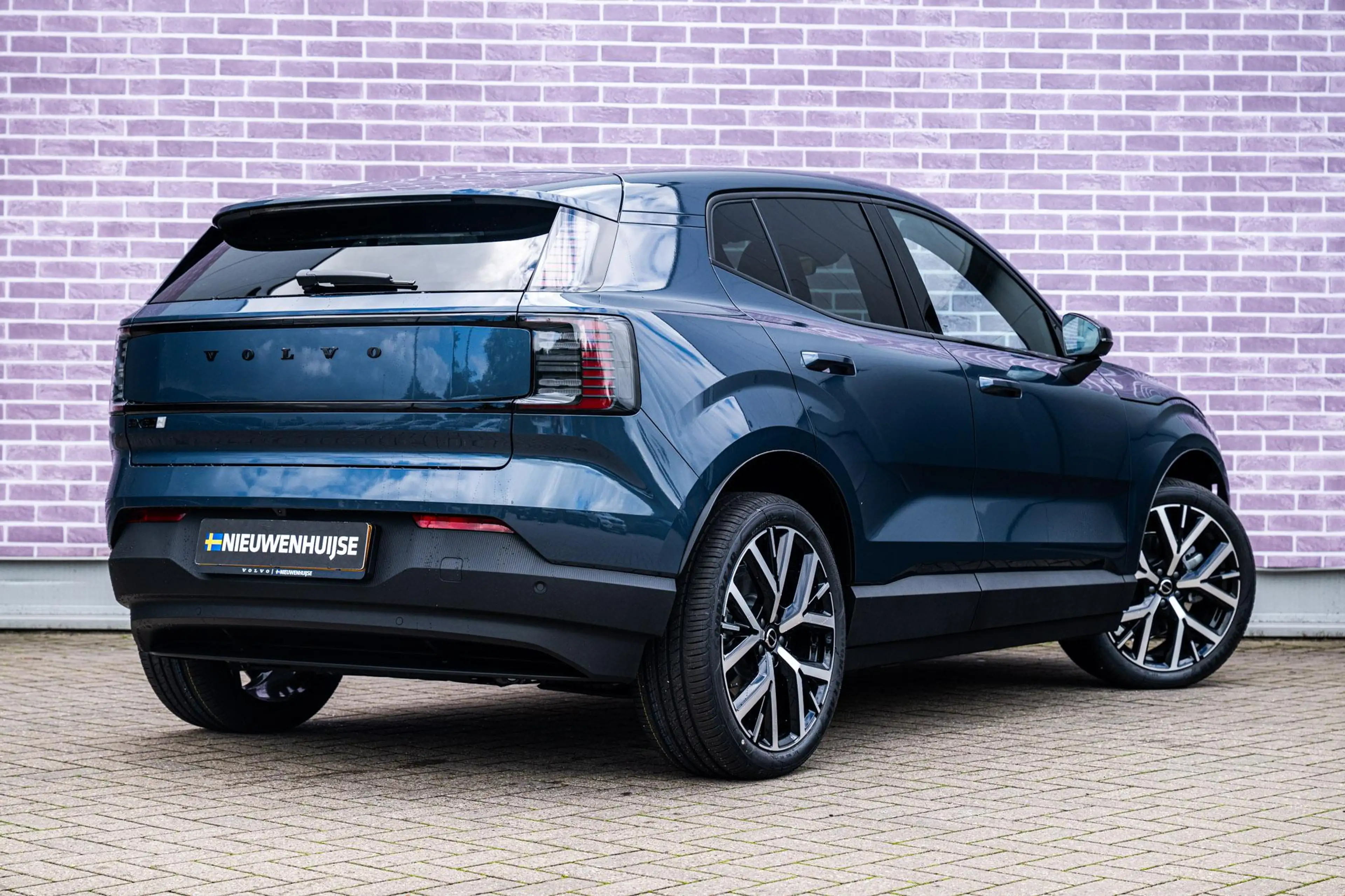 Volvo EX30 P5 Long Range Plus Black Edition Europa 69 kWh | B — photo 3