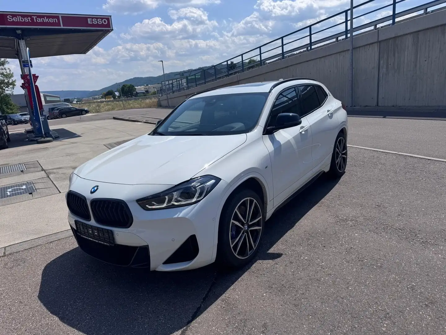 BMW X2 18 d M Sport LED Pano Harman Memory Cam SHZ Weiß - 1