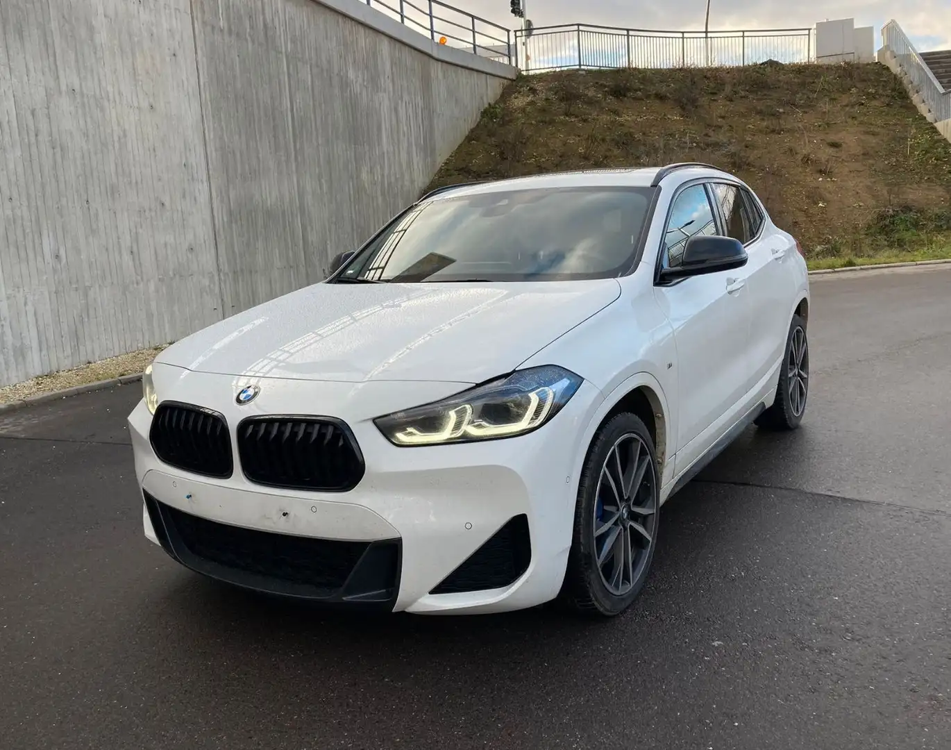BMW X2 18 d M Sport LED Pano Harman Memory Cam SHZ Weiß - 1