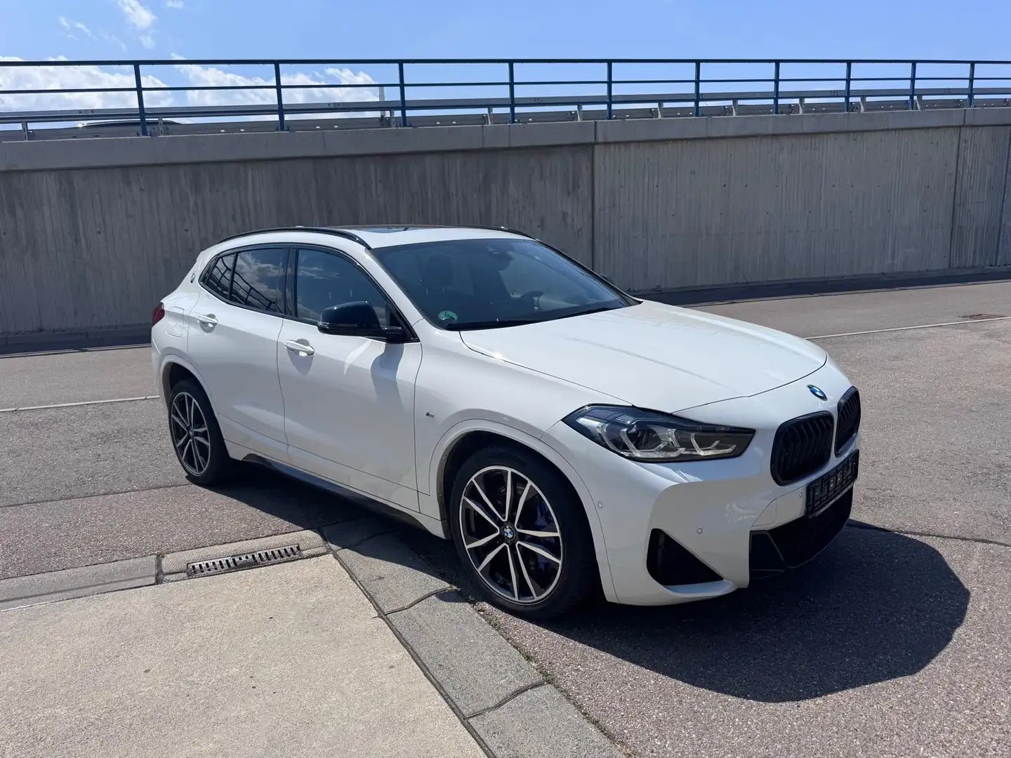 BMW X2 18 d M Sport LED Pano Harman Memory Cam SHZ Weiß - 2