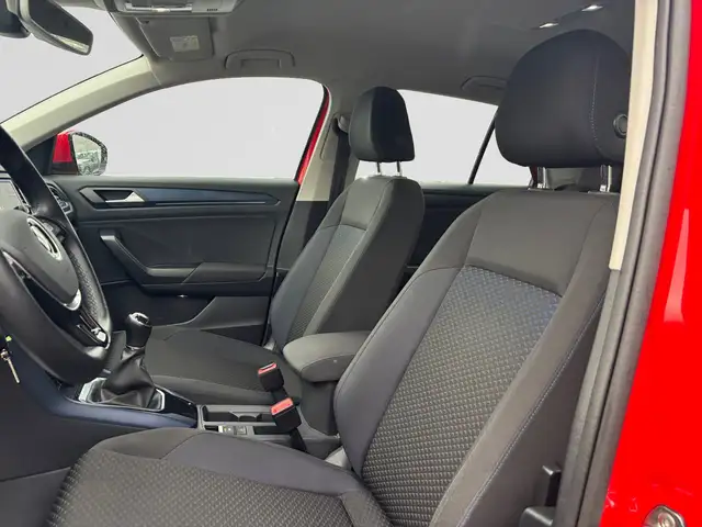 Volkswagen T-Roc view 9