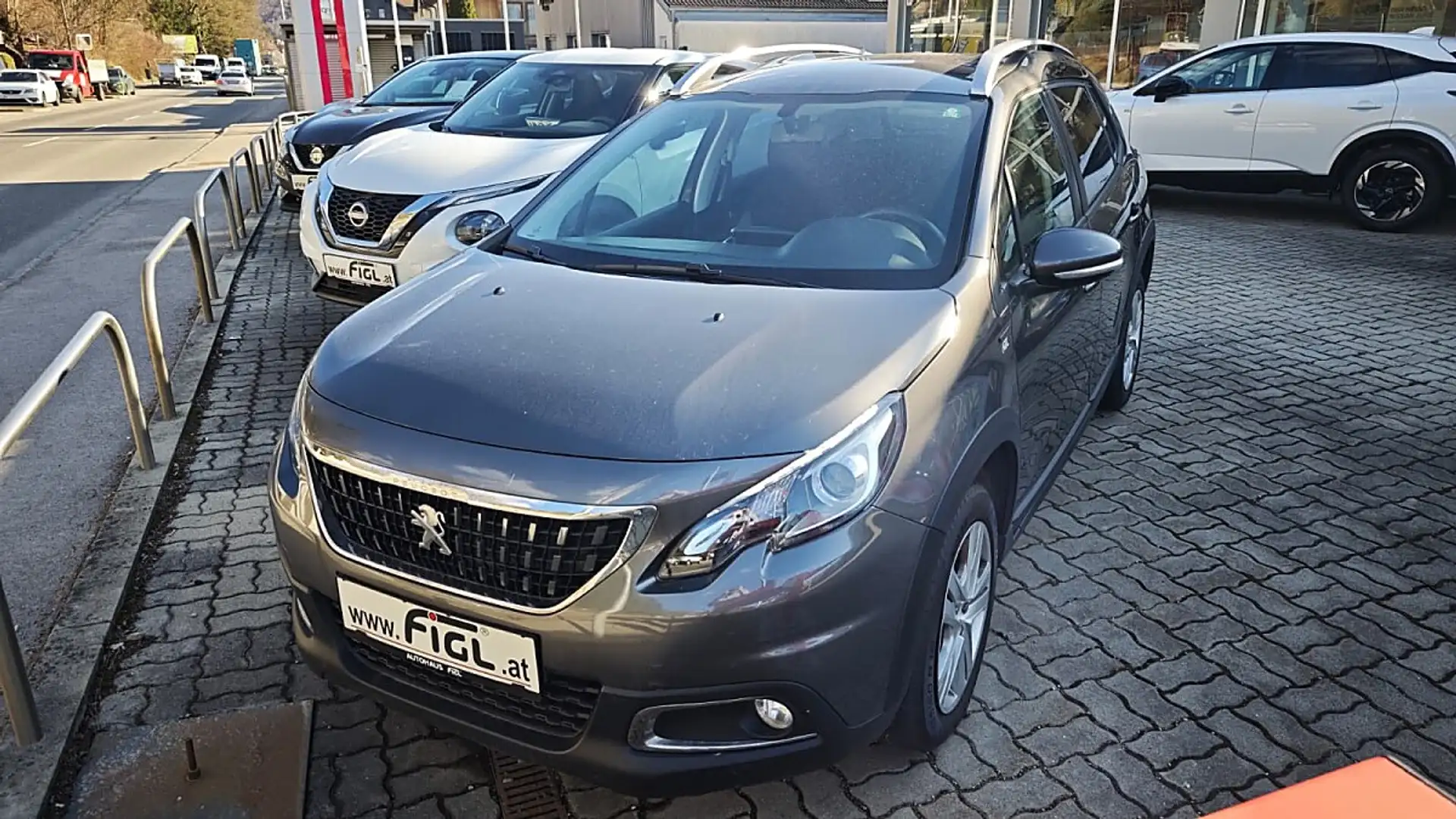 Peugeot 2008 1,5 BlueHDi 100 Signature S&S Grau - 1