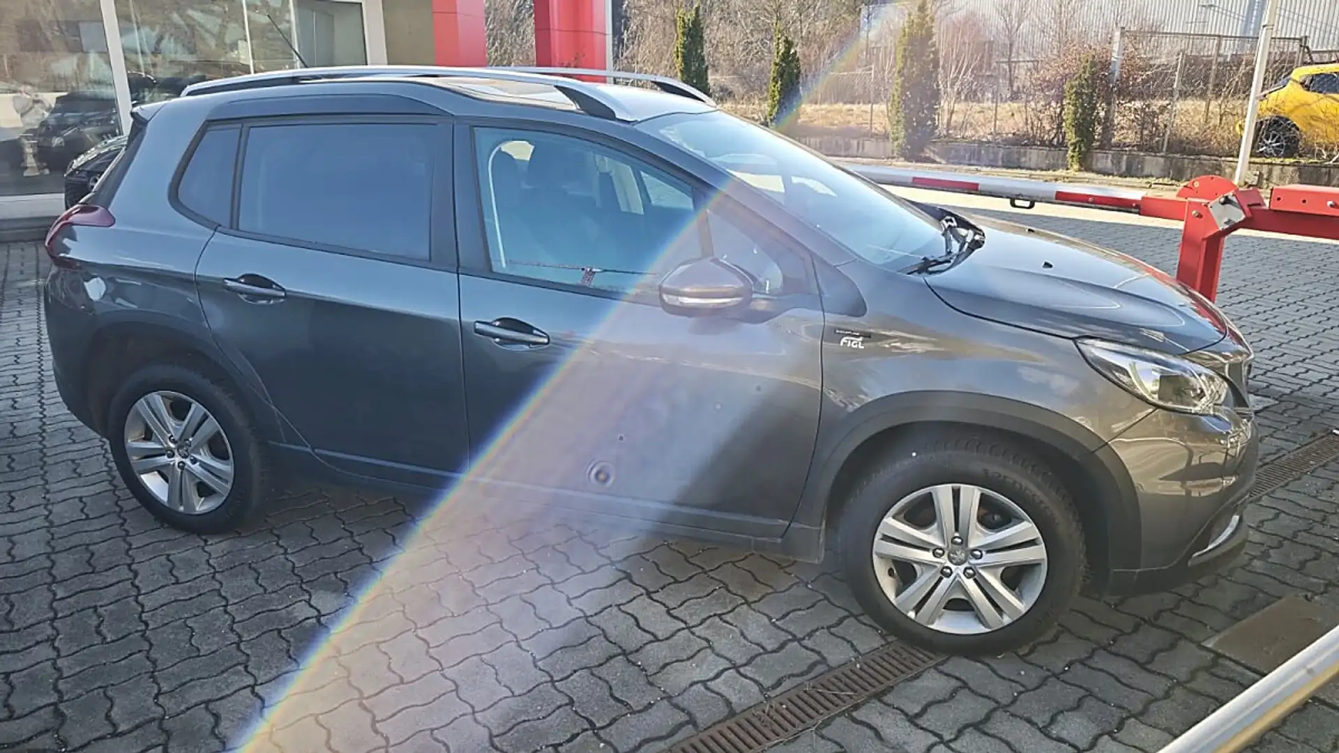 Peugeot 2008 1,5 BlueHDi 100 Signature S&S Grau - 2