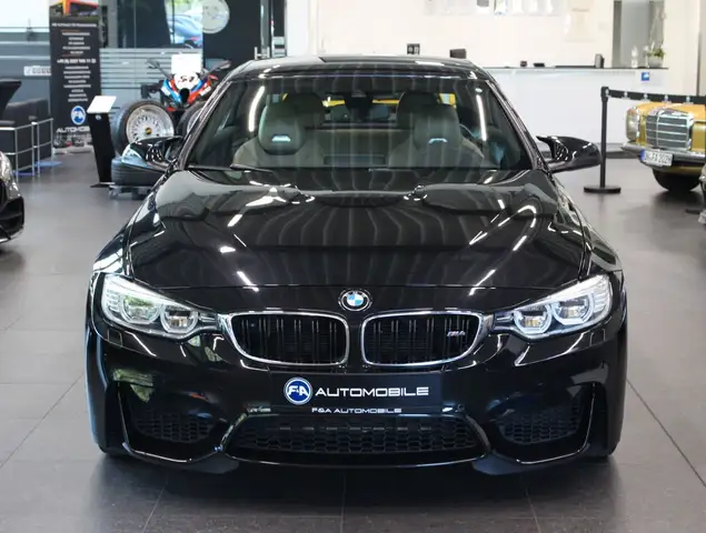 BMW M4 view 3