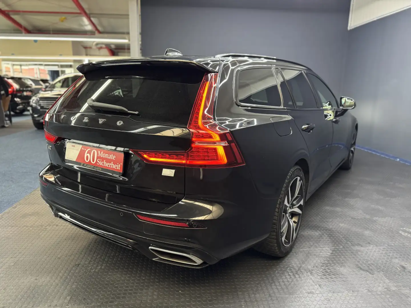 Volvo V60 R Design Recharge Plug-In Hybrid AWD*3J.Ga.* Schwarz - 2