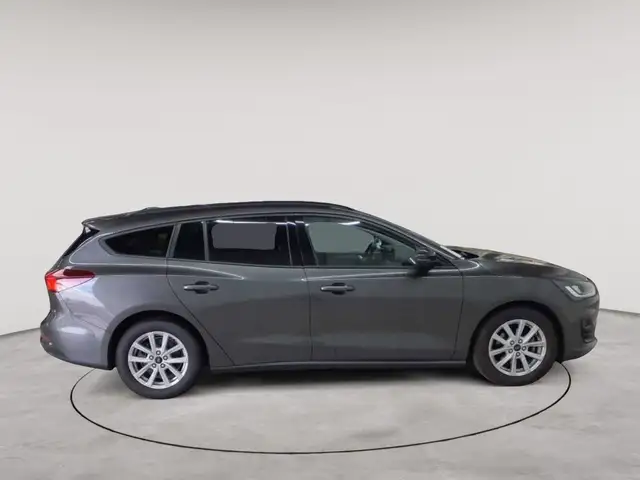 Ford Focus view 3