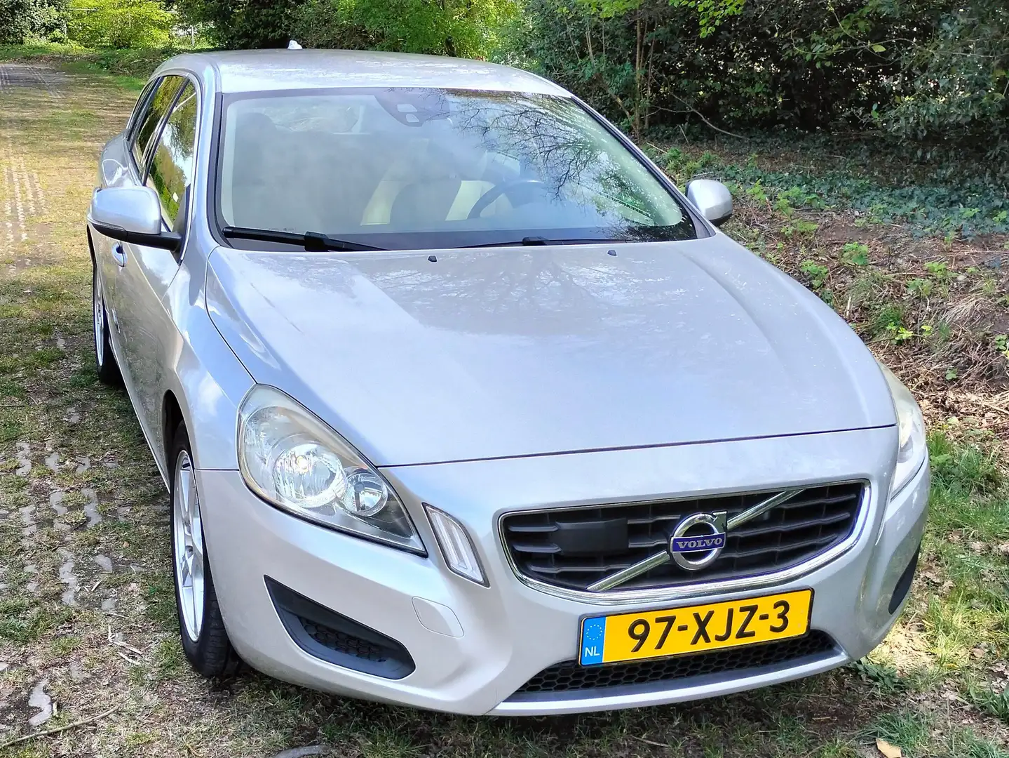 Volvo V60 V60 1.6 T3 Momentum Plateado - 1