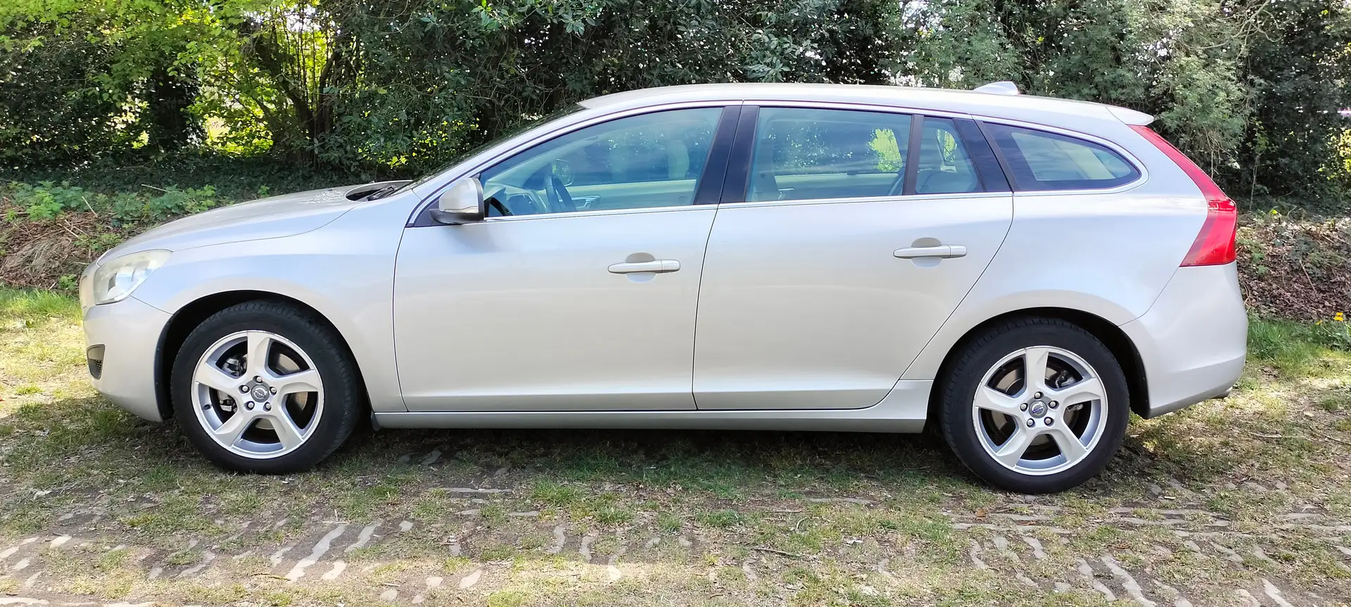 Volvo V60 V60 1.6 T3 Momentum Plateado - 2