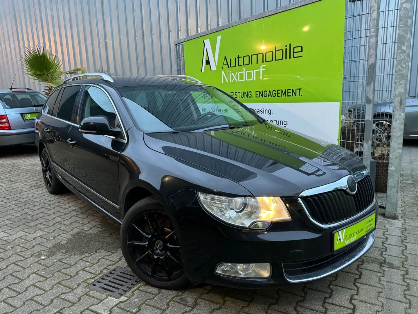 Skoda Superb Combi Eleg. 3.6l V6 4x4, AHK, SHZ, Navi Negro - 1