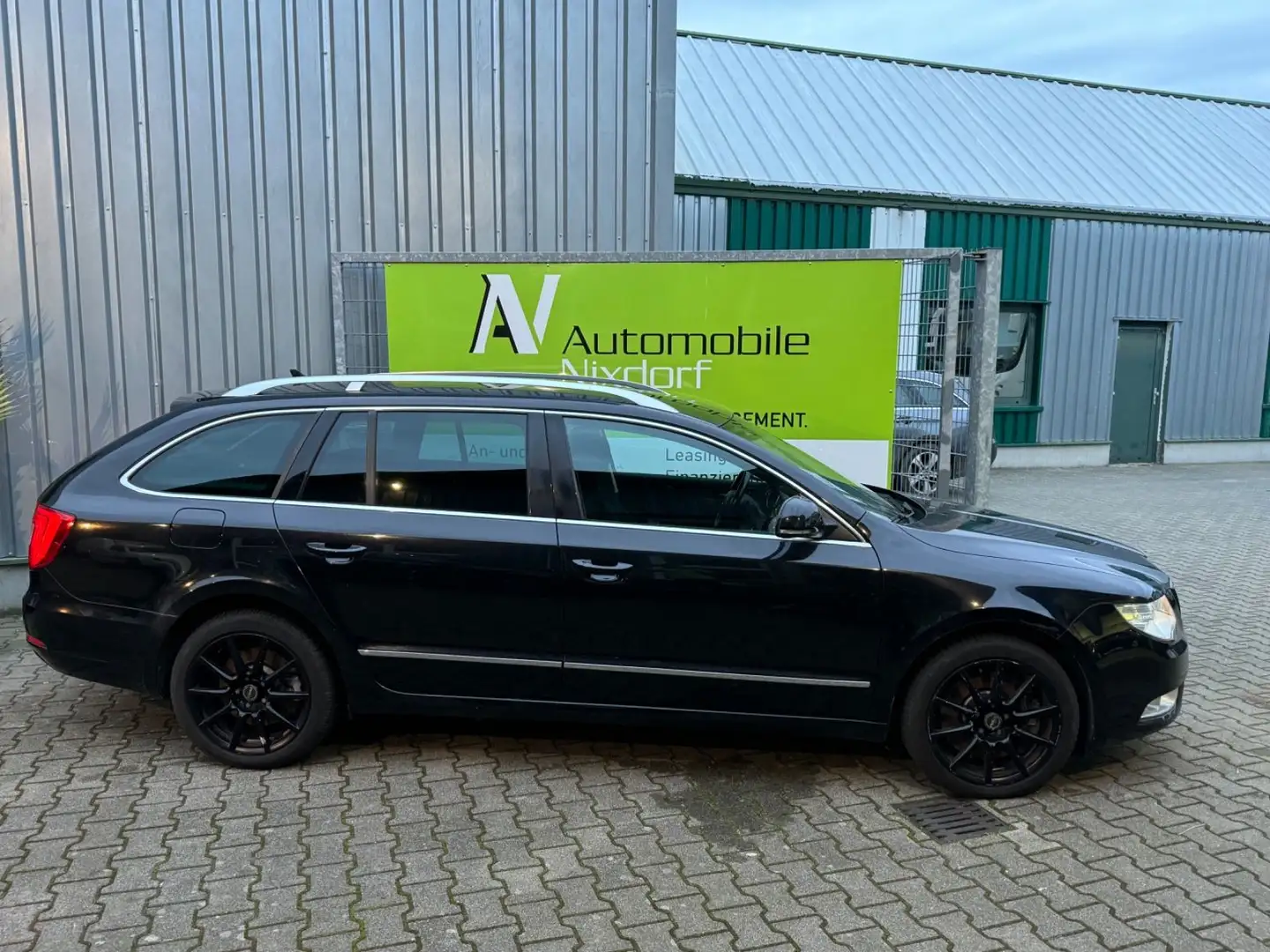 Skoda Superb Combi Eleg. 3.6l V6 4x4, AHK, SHZ, Navi Negro - 2