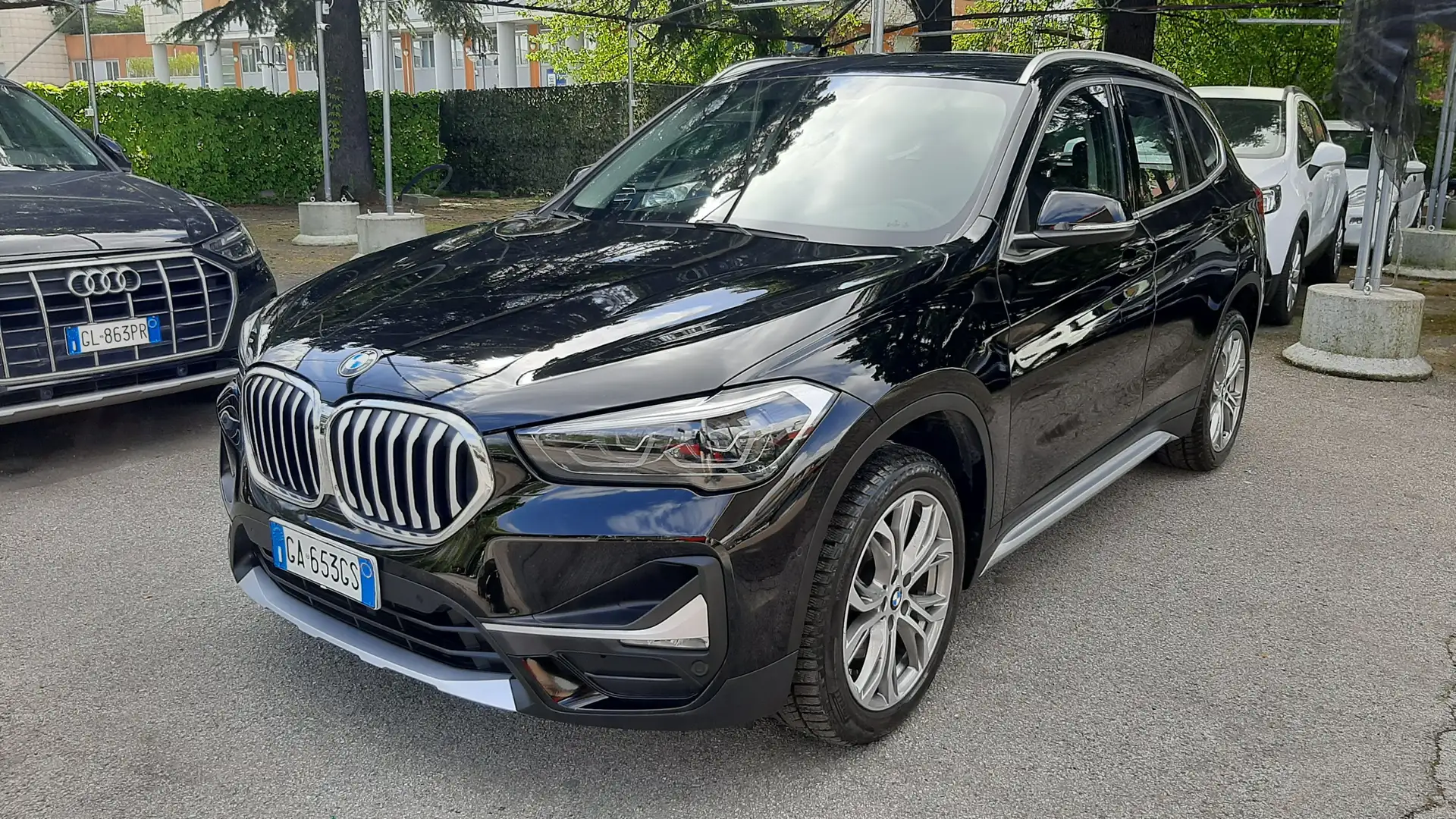 BMW X1 sdrive18d xLine Zwart - 1