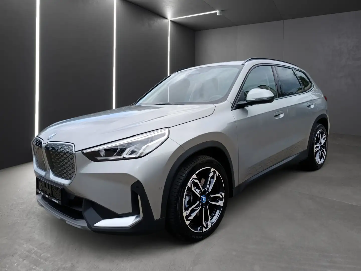 BMW iX1 xDrive30 19"+AC-LADEN PRO+DRIVING+PARKING-ASS+ACTI Argent - 1