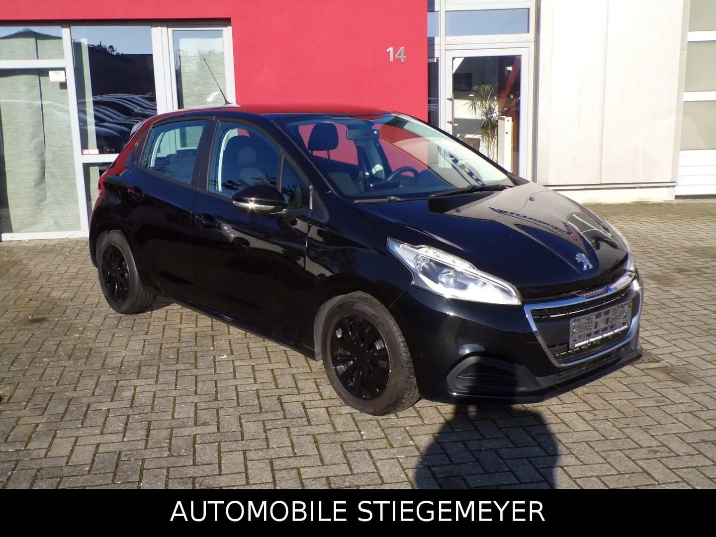 Peugeot 208 1.6 Active BlueHDi 100 STOP & START Noir - 1