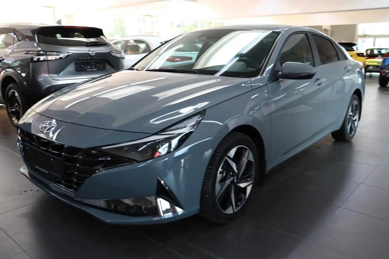 Hyundai ELANTRA 1.6 AT Navi S.Dach Bose LED S.Key SOFORT siva - 1